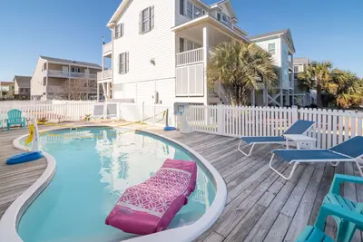 Image de Hobbs Realty - “SeaSun with Salt” | Beautiful Views, Private Pool & Gourmet Kitchen