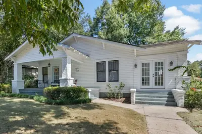 Image de Darling on Main Beautifully Renovated Historic Home 2 Miles from Ua Campus!