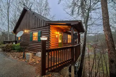 Image de Romantic Cabin, Private Deck, Spa + Hot Tub, King Bed, 4 Min to Dollywood! Pool.