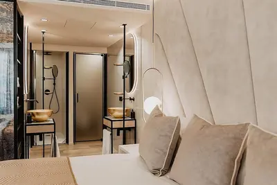 Luxurious Room in a Fabolous Location! Modern Suite w/ Large Window