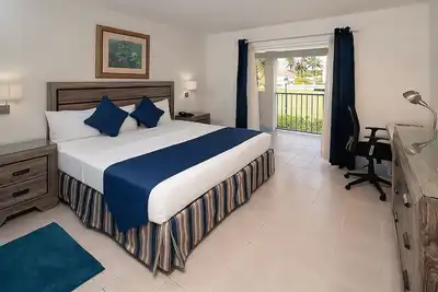 Discover Worthing Beach! w\/ Balcony! Free Parking and Onsite Pool