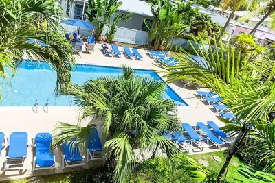 Image de 3 Contemporary Rooms Minutes Away from Bottom Bay! Free Parking, Outdoor Pool!