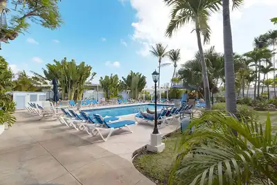Image de A Short Drive Away from Welches Beach! 4 Pool View Rooms w\/ Patio! Free Parking!