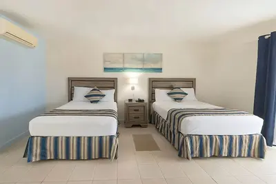 Image de Dover Beach and Turtle Beach Tour! 4 Kid-friendly Units w\/ Balcony! Free Parking