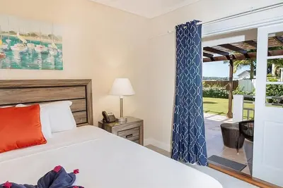 Image de Relaxing Garden Bungalow Escape | Outdoor Pool + Free Parking, Scenic Views!
