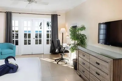 Image de Idyllic Island | Relaxing Room w/ Balcony | Free Parking, Pool | Adults Only