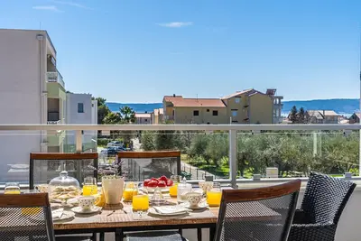 Image de 4 Star Apt, 16 m2 Terrace & Some SeaView, 4min walk to beach, 2 private parking
