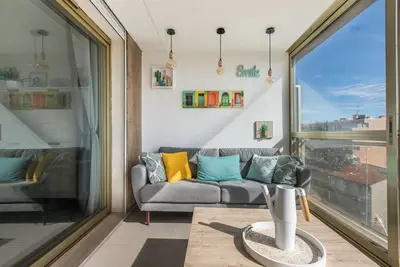 Image de Admire Panoramic Ocean Views Thru Walls of Windows