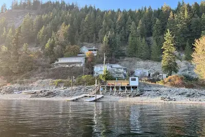 Image de Shuswap lake house with private beach, hot tub, dock, multiple decks