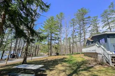 Image de Hot tub, fire pit, lakefront, dock, pet friendly and more!