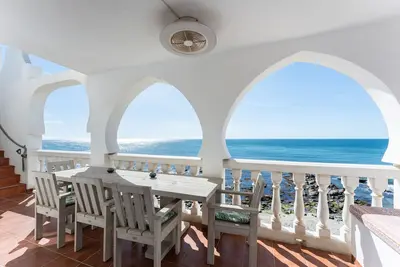 Image de Appartement \"Oasis La Cala\" avec vue sur la mer, piscine partagée et Wi-Fi.