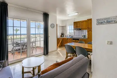 Image de Maison de vacances 'Art-apartamentos Revilla Tacke D' avec vue sur la mer, terrasse privée et jardin