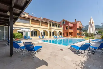 Image de Appartement 'Katerina Pool Apartment No2' avec vue sur les montagnes, Wi-Fi et climatisation.