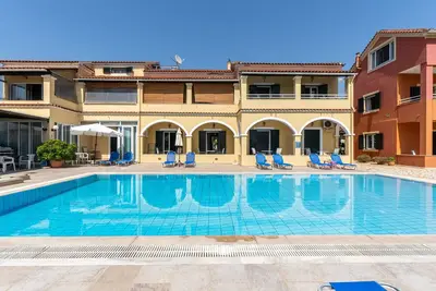 Image de Appartement \"Katerina Pool Apartment No1\" avec vue sur les montagnes, Wi-Fi et climatisation.