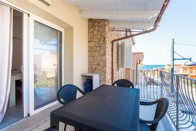 Image de Appartement \"Casa Macis Vista Mare\" avec vue sur la mer, terrasse privée et climatisation.