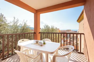 Image de Appartement \"La Basoledda\" avec vue sur la mer, terrasse privée et climatisation.