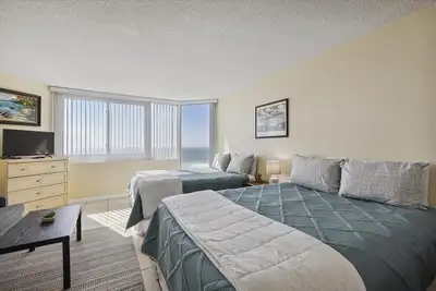 Image de Beachfront Studio~ Beachside Pool~ Onsite Cafe~ Studio Top of the Gulf 721
