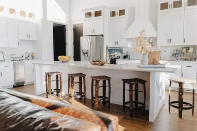 Image de Luxury Farmhouse with pool, 2 miles from Jamestown Marina! !