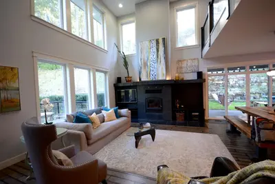 Image de Rare Find! A Home Nestled in Forest, Lake & Fjord!