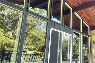 Image de Beautiful Swiss Chalet w/ giant deck space & pristine property - 1. 5hrs from Nyc