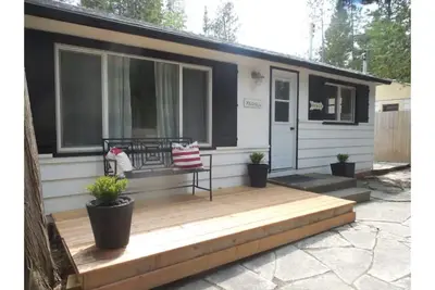 Image de Renovated 3 Bedroom 2 minute walk to the Beach! WhiteCaps