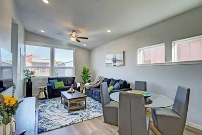 Image de 5751. Two bedroom and 2 Bathroom, centrally located.