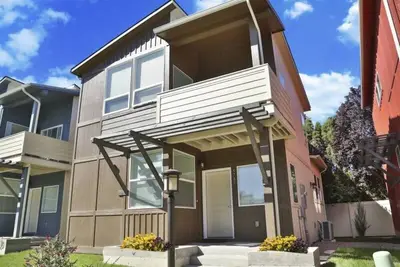 Image de 5787. Two Bedroom and 2 Bathroom, centrally located.