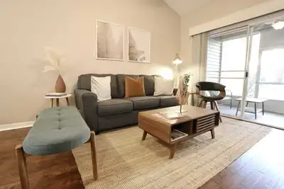 Image de Nomad Retreat 🧿 King Bed Boutique Condo w Garage