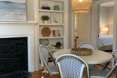 Image de Best Downtown Location! ! Monthly 2-Br Apartment with Ac/patio/grille/parking!