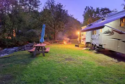 Image de Camping Creekside at Del Rio Happy Camper