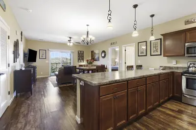 Luxurious 3br Retreat w/ Mtn Views < 5min to Sdc! w/ elevator