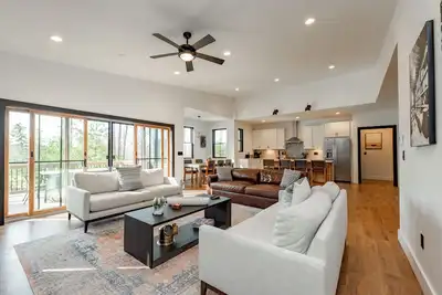 Image de New! Bourbon Sunset: Lake Area, Gas Fireplace, Hot Tub!