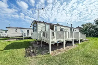 Image de Superb caravan with decking close to Hunstanton beach in Norfolk ref 23060s