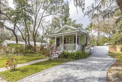 Image de Quaint Downtown Cottage ~ Free Private Parking!