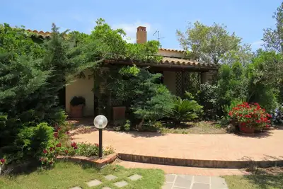 Image de Villa near the sea submerged in greenery