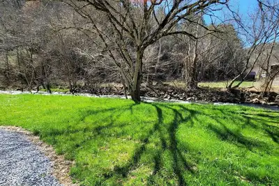 Image de Extra large grassy creekside tent site!