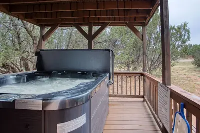 Image de Cabin w\/ loft, private hot tub, and star-gazing deck! Sleeps 6!