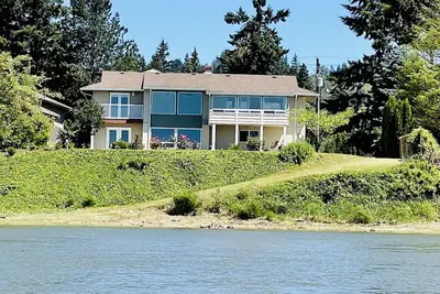 Image de River House Retreat. Beautiful views from this waterfront property with Hot tub!