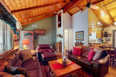 Image de Mountain-view cabin with a wood-burning fireplace, grill, & W\/D - dog-friendly