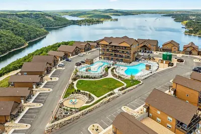 Image de đź’™ 7 Bed Lake House/Game Rm/Golden Tee/Indoor & Outdoor Pools/Hot Tub & Fire Pit