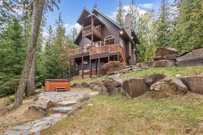 Image de Riverfront home with mountain view, hot tub, deck, WiFi, W\/D, & fireplace
