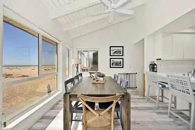 Image de Beachfront home with Sweeping Ocean Views, Ac, Walk to the Pier, Restaurants, Shops, Activities