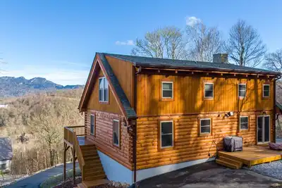 Image de Ursa Minor - Long Range Views, hot tub, Peloton, more at Beautiful 3bd/2ba home on Sugar