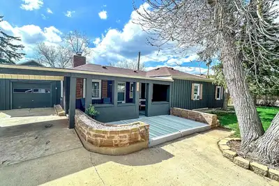 Image de West Side Mid-Century Bungalow