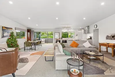 Image de Coastal paradise 5 minutes drive from town. Modern roomy close to surf beaches