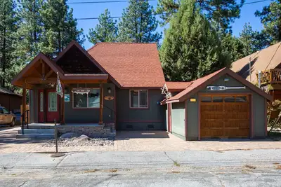 Image de Cozy 3-bedroom cabin with indoor fireplace minutes from the slopes