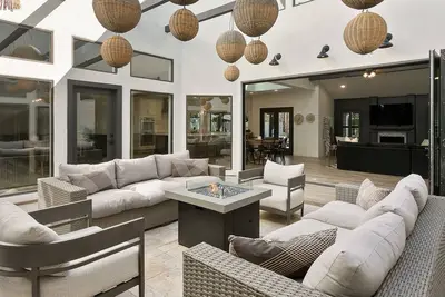 Image de Swss - 6 Bed/4. 5 Bath Gorgeous| Sport Ct Bocce Ball Pool Hot Tub Putting Green Game Room