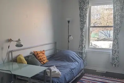 Image de Sun-filled, private 2 Bdrm Apt, 1 block to subway