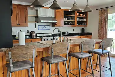 Image de Lake Side 4-Season home, 4-bdrm 2-bath, super clean, bright & cozy