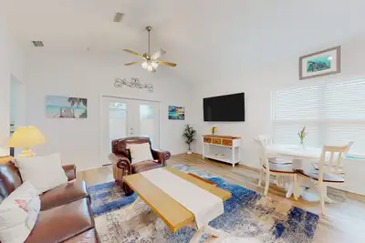 Image de Renovated home with fenced yard, screened porch, grill, Ac, & washer/dryer